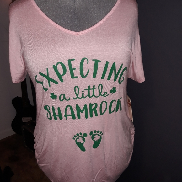 Free Kisses Tops - Pink Maternity Pregnancy Announcement Shirt St Patrick's Day